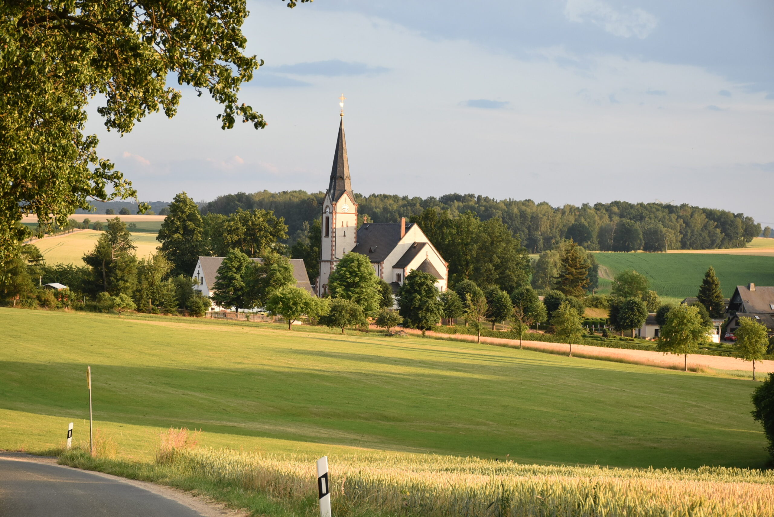 Bräunsdorf Kirschallee Blick Kirche